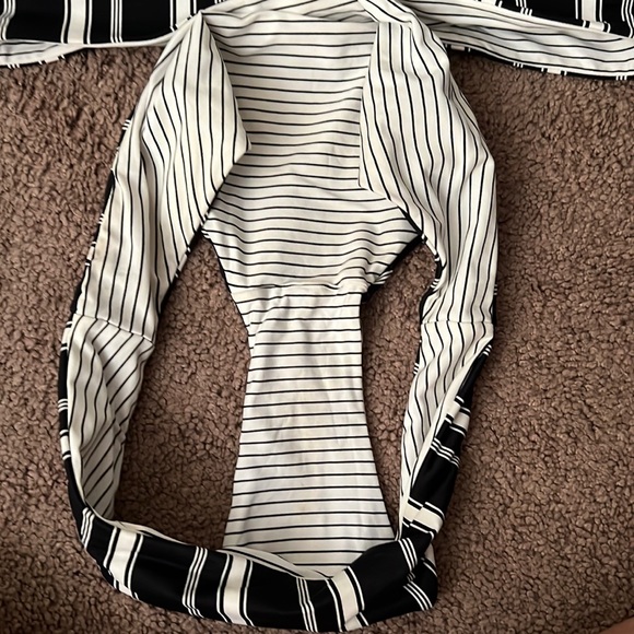 Reversible Rip Curl black and white striped swimsuit - Picture 3 of 4